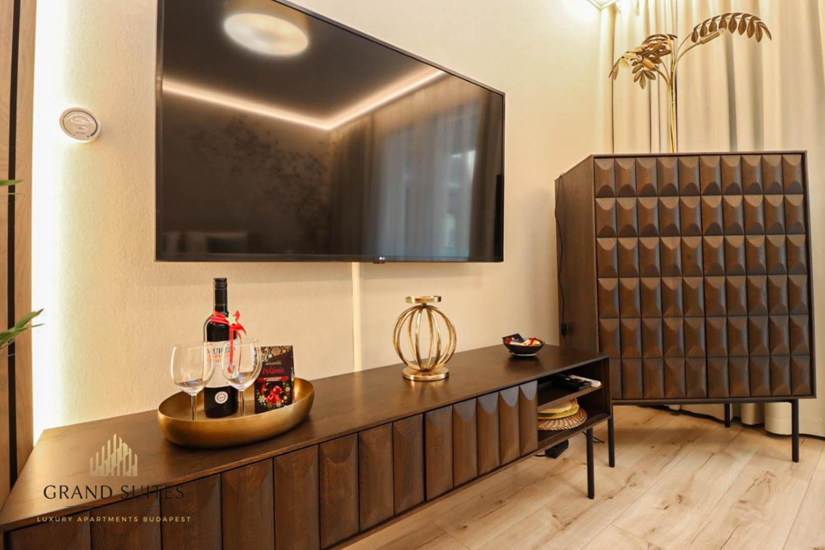 Grand Promenade Apartment *